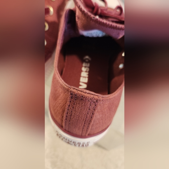"Chucks" Chuck Taylor, Converse Limited Edition Raspberry Sueded Size 5 - Picture 6 of 8